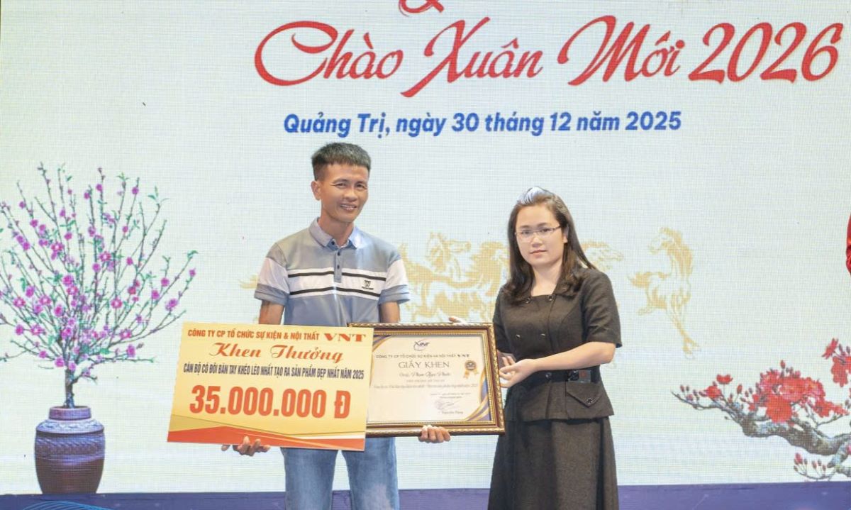 Nguoi lao dong (trai anh) co ban tay kheo leo tao ra san pham dep duoc cong ty trao thuong 35 trieu dong. Anh: Han Nguyen