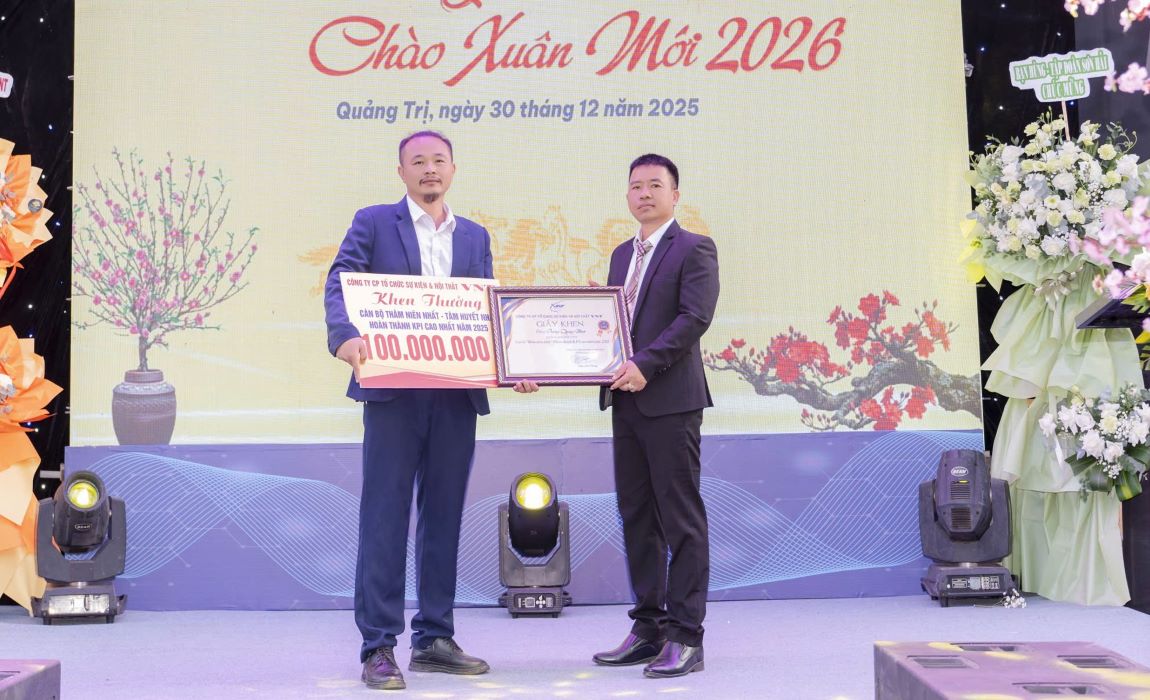 Employees (left photo) receive a bonus of 100 million VND awarded by leaders of VNT Event and Furniture Organization Joint Stock Company. Photo: Han Nguyen