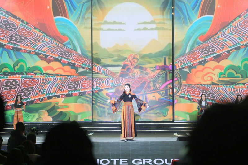 Man trinh dien trang phuc cua cac thi sinh hoa hau di lich. Anh: Dinh Dai