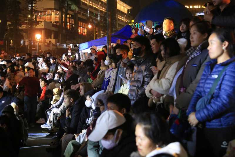 Nguoi dan cham chu xem bieu dien nghe thuat tai Sa Pa. Anh: Dinh Dai