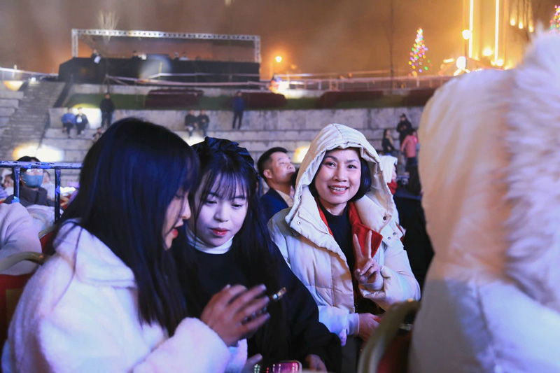 Toi 31.12, du nhiet do giam sau, nhung khong the can buoc hang nghin nguoi dan, du khach den san Quan cua phuong Sa Pa de thuong thuc chuong trinh nghe thuat dac biet ngay cuoi cung cua nam 2025. Anh: Dinh Dai