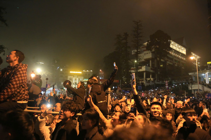 Hang nghin du khach, nguoi dan vay kin quang truong khu vuc nha tho da Sa Pa, duong xa ben ngoai cung dong khong kem. Anh: Dinh Dai 