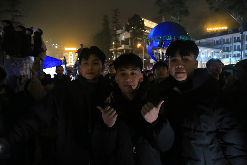 Nguoi dan va du khach deu hao hung cho giay phut chuyen giao nam moi de xem man ban phao hoa dac sac nhat. Anh: Dinh Dai 