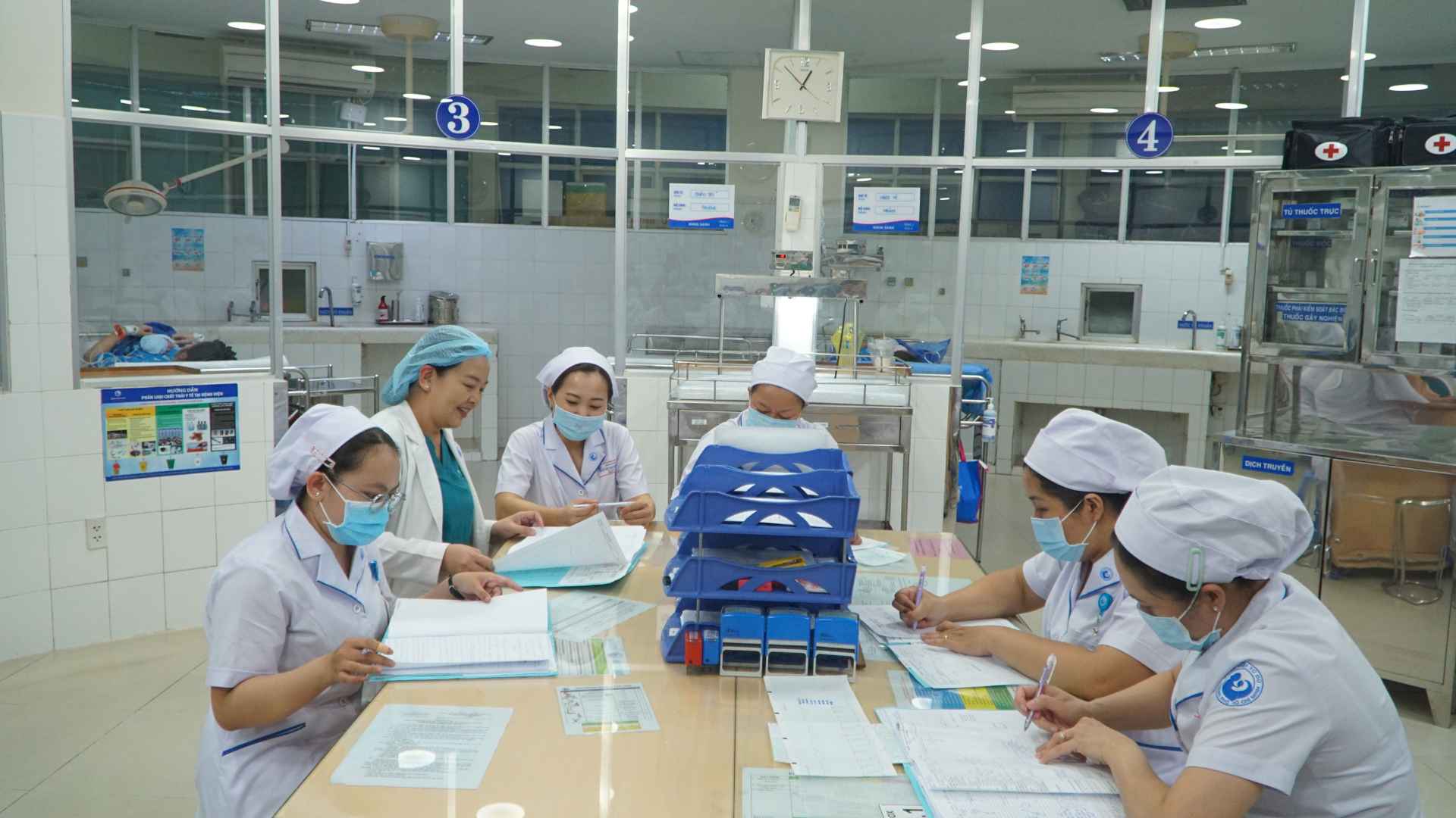 Dieu duong Phan Thuy Linh Phuong, nguoi co hon 20 nam cong tac trong nganh san khoa, chia se rang du da do sinh cho rat nhieu ca, nhung moi tieng khoc chao doi cua tre so sinh van luon mang lai cam xuc kho ta. “Khi em be cat tieng khoc dau doi, moi met moi gan nhu tan bien. Nhat la trong nhung ca sinh kho, cam giac hanh phuc ay cang ro ret hon,” chi noi.