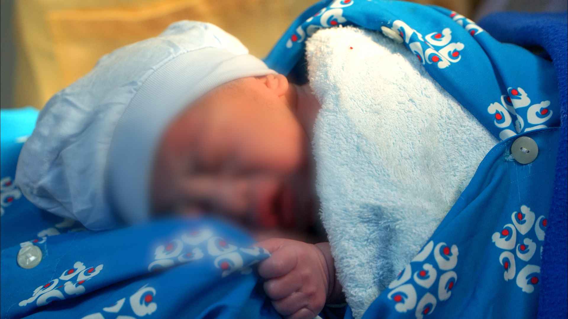 “Day la con dau nen toi rat lo, chi mong hai me con duoc binh an,” anh Hung noi. Ca sinh dien ra nhanh, chi khoang nua tieng, nhung voi anh do la quang thoi gian day cang thang. Khi nghe tieng con cat khoc, moi lo lang moi thuc su duoc trut bo.