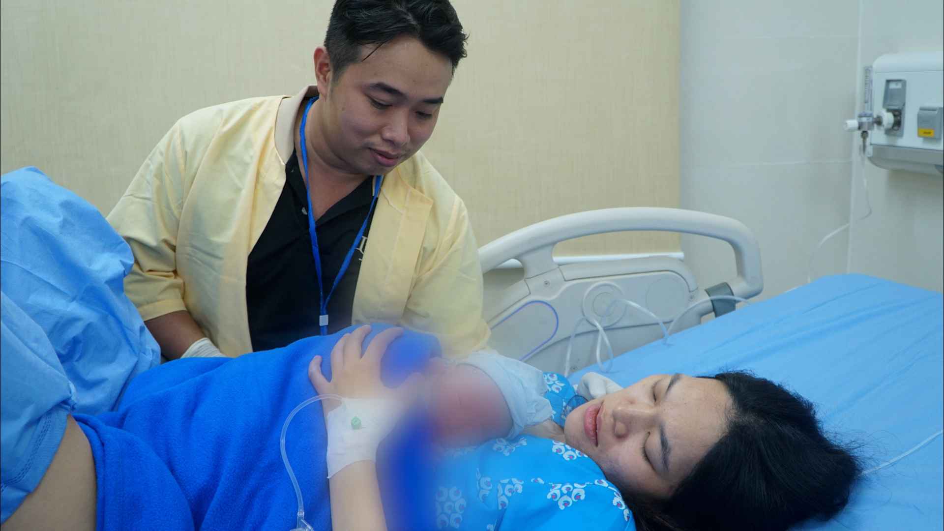 Gia dinh chi Nguyen Thi Phung (ngu quan 1, TPHCM) vua don con trai dau long chao doi trong niem hanh phuc xen lan hoi hop. Theo chia se cua anh Nguyen Binh An Hung, chong chi Phung, du sinh cua vo anh la ngay 30/12. Tuy nhien, den het ngay van chua co dau hieu ro rang nen hai vo chong quyet dinh nhap vien vao sang 31/12 khi chi bat dau dau bung.