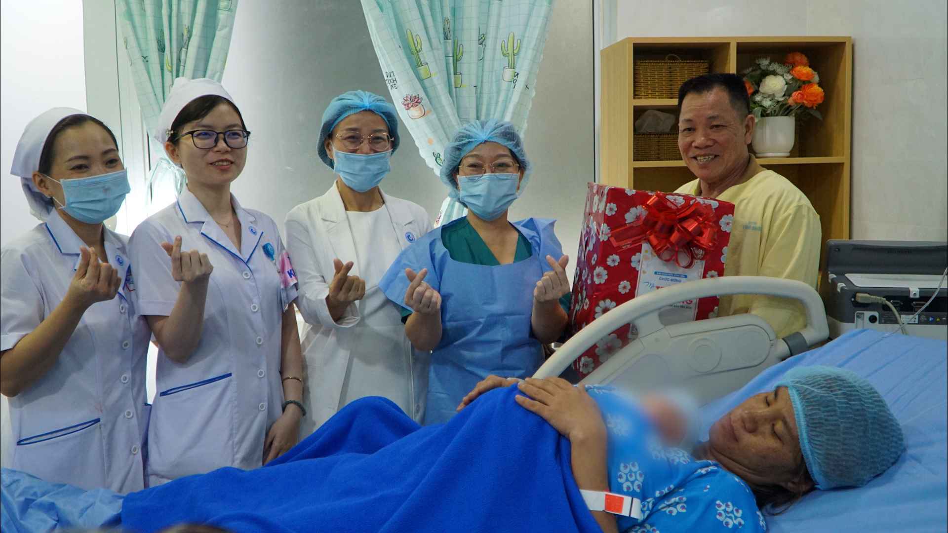 Doctors of Tu Du Hospital in Ho Chi Minh City are on duty with the pregnant women to facilitate the delivery. Photo: Nguyen Ly