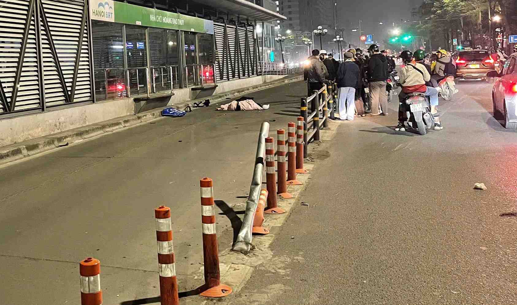 Cot bien bao phan lan BRT bi gay do sau vu tai nan, nhieu manh vo xe may nam rai rac tren mat duong. Anh: Minh Vu