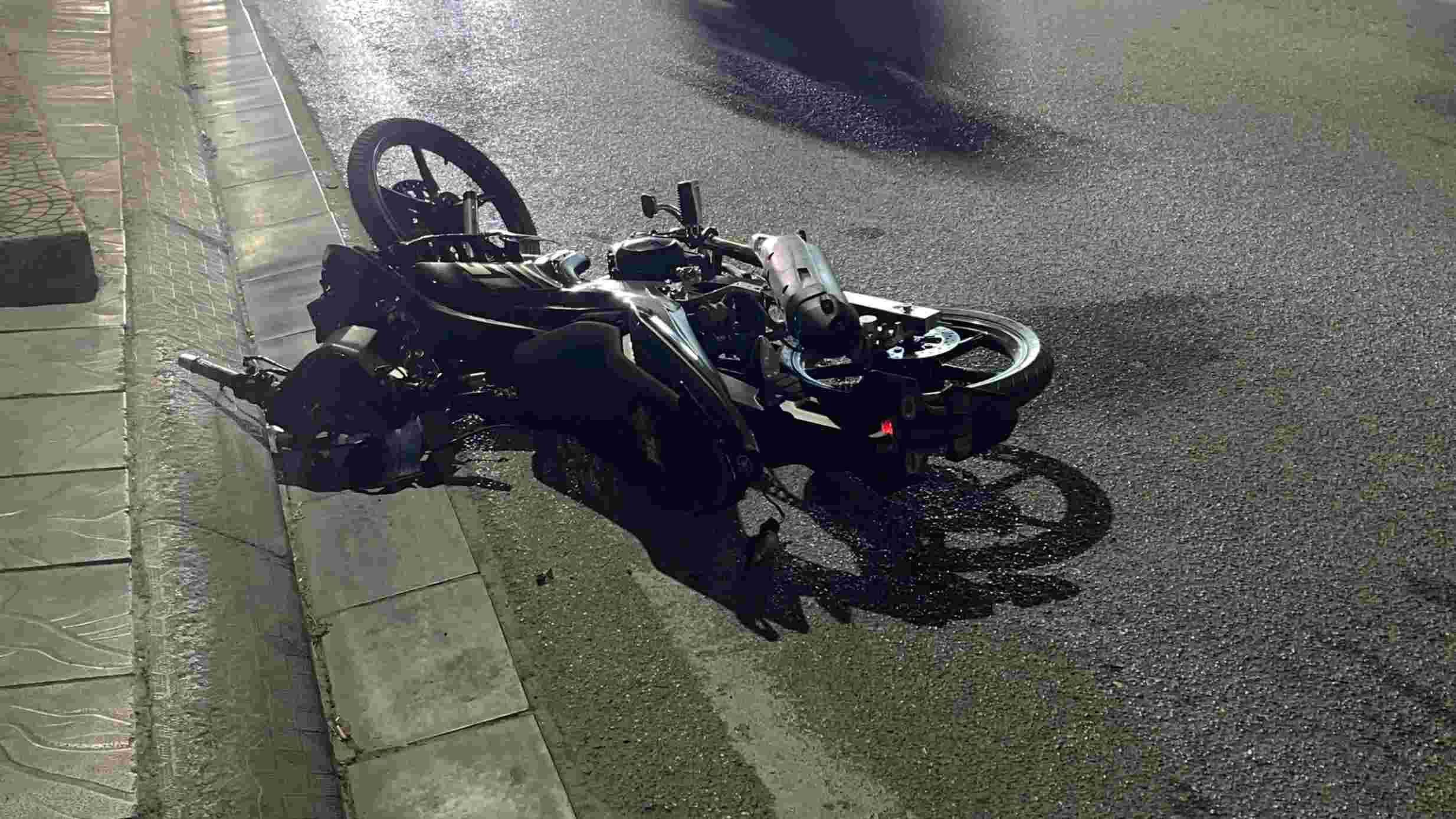 Chiec xe may hu hong nang sau cu va cham manh voi cot bien bao phan lan BRT. Anh: Minh Vu