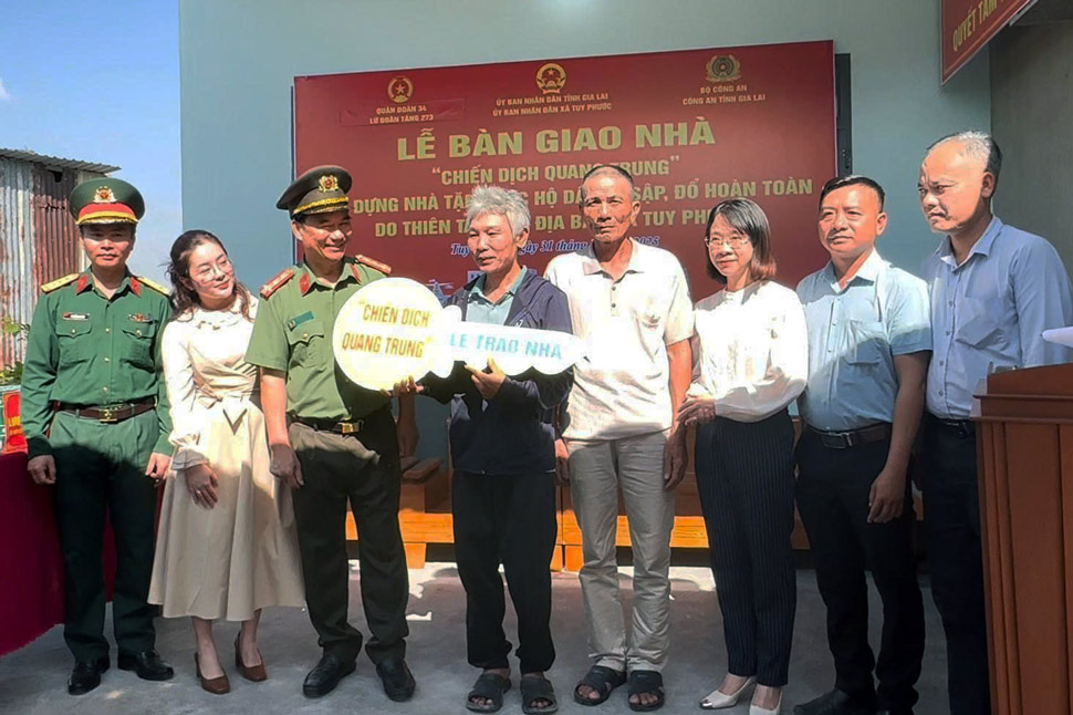 Luc luong quan doi va cong an ban giao nha moi cho ho ong Pham Thanh Tu (SN 1975, tru thon Loc Ha) ngay 31.12.2025. Anh: Hoai Phuong
