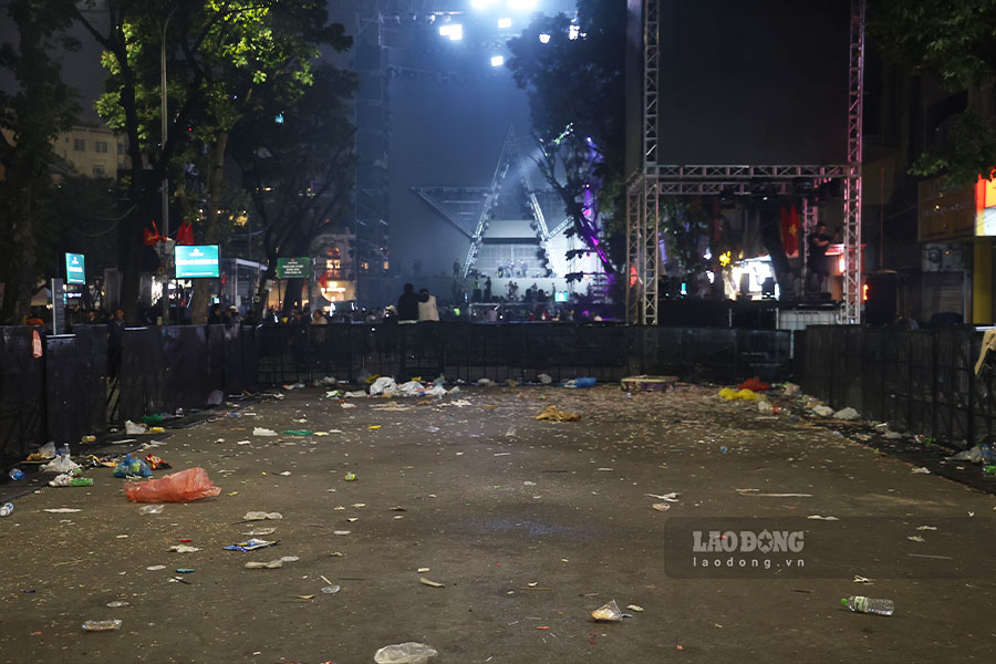 Rac tran ngap khap cac tuyen pho xung quanh ho Hoan Kiem, Ha Noi: Anh: Hoang Xuyen