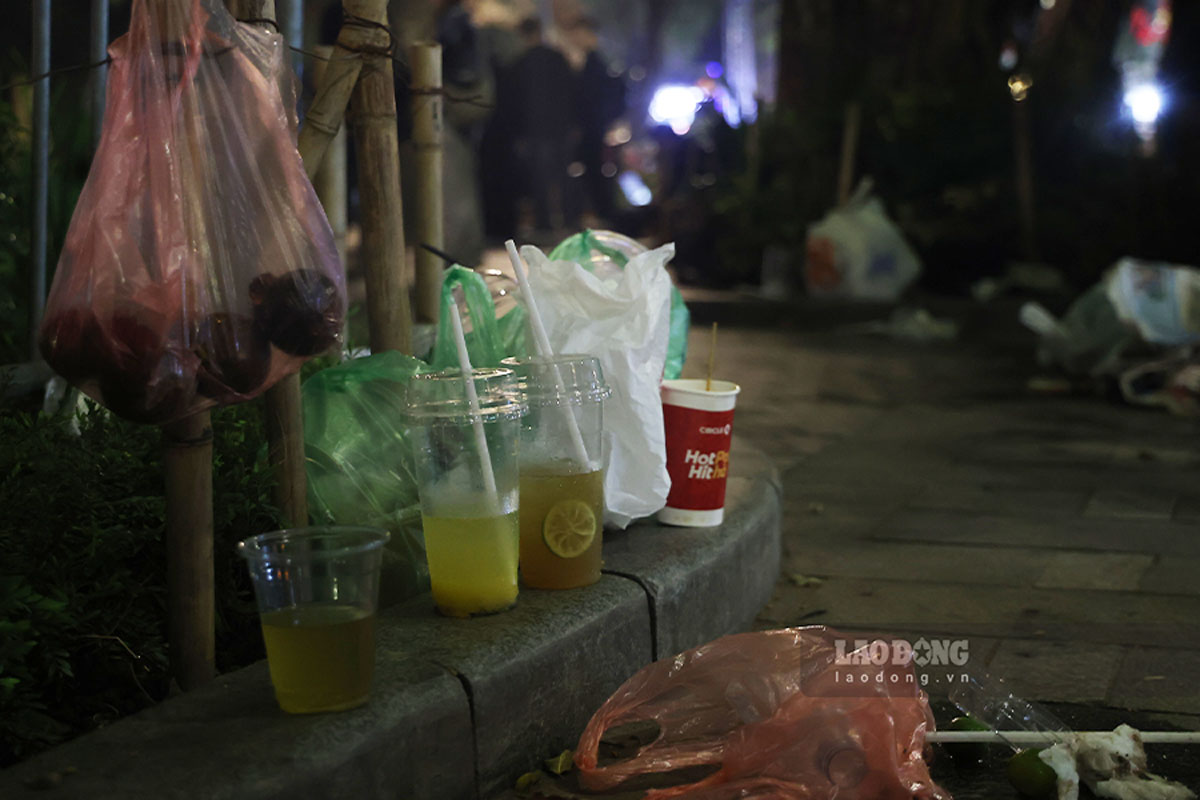 Nhung chiec coc nhua bi bo lai tren bon hoa. Anh: Hoang Xuyen
