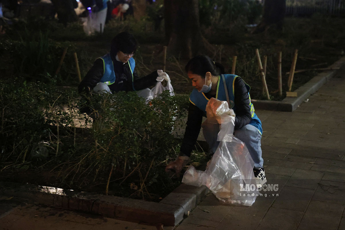 Nhan vien khoi van phong va doan thanh nien cua cong ty moi truong duoc huy dong tang cuong, tham gia thu gom, don dep rac thai sau thoi khac giao thua. Anh: Viet Anh