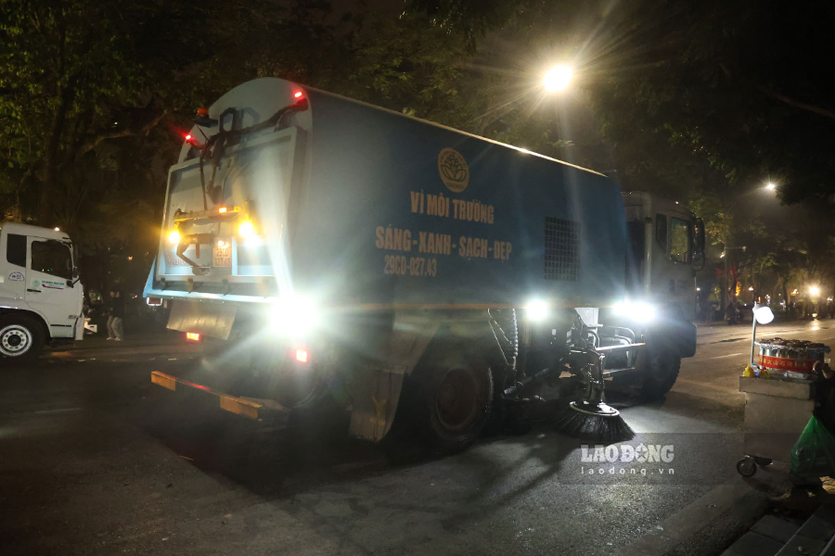 Cac xe van chuyen rac cung duoc bo sung them de dam bao viec thu gom dien ra nhanh. Anh: Viet Anh