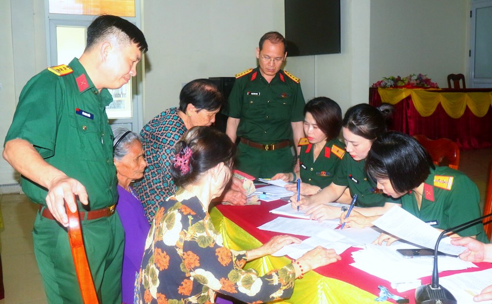 The Military Command of Nghe An province pays the one-time allowance regime to policy beneficiaries. Photo: Ngoc Anh