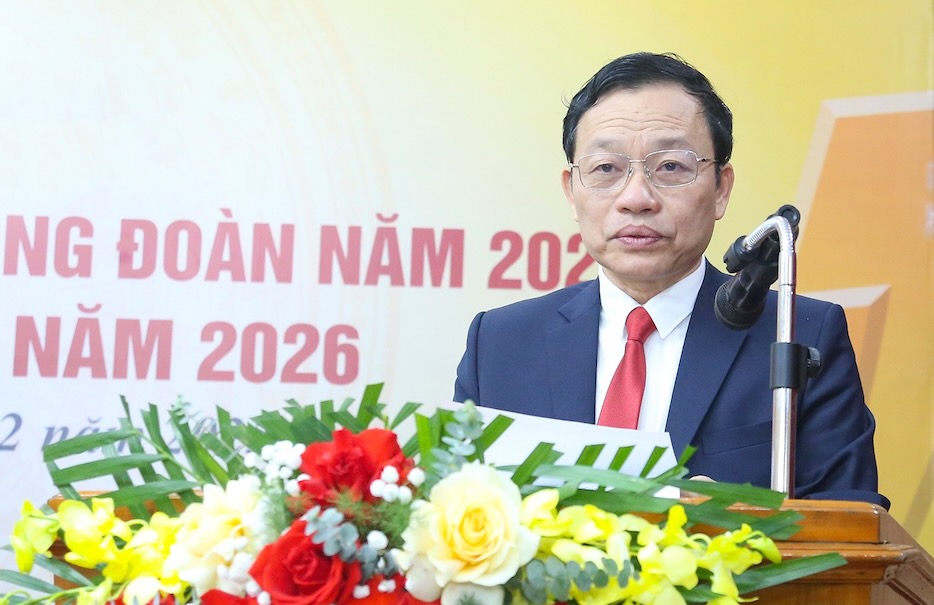 Mr. Vo Van Luu - Deputy General Director of Ha Tinh Mineral and Trading Corporation (Mitraco) presents a report at the conference summarizing production and business activities, trade unions in 2025 and deploying tasks in 2026. Photo: Thai Oanh