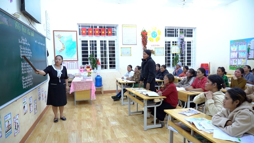 베트남-라오스 국경 지역 동포를 위한 문맹 퇴치 야간 수업. 사진: 흥터