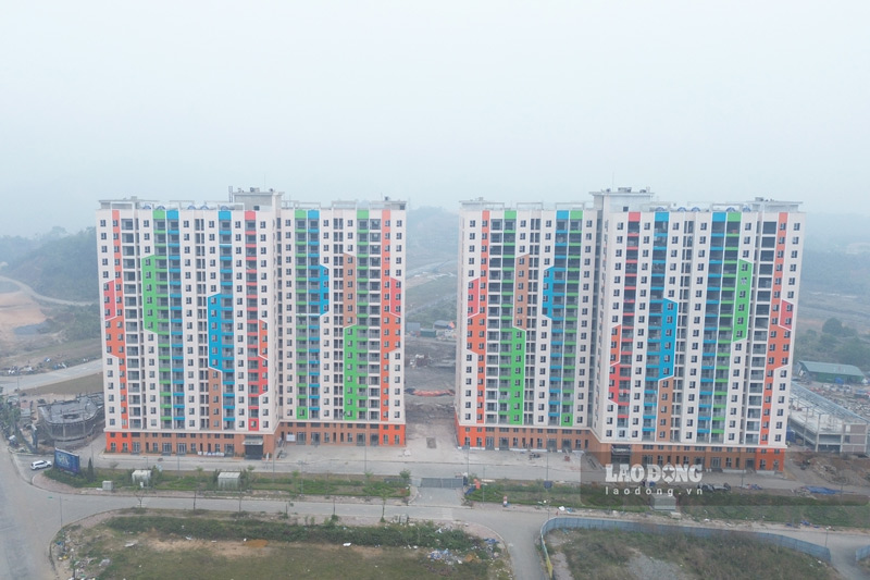 Toan canh 2 toa nha thuoc du an nha o xa hoi tai phuong Cam Duong, tinh Lao Cai da xong phan tho. Anh: Dinh Dai