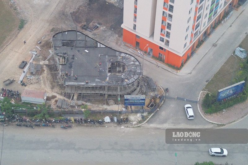 Cong nhan, lao dong phia ngoai nhon nhip thi cong. Anh: Dinh Dai