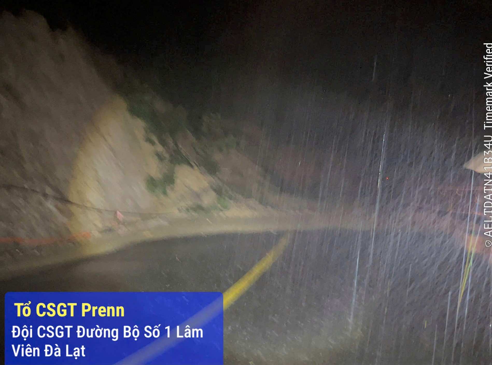Sat lo nghiem trong tai duong tam qua diem sat lo tren deo Mimosa buoc giao thong phai tam dung luu thong. Anh: Co quan chuc nang cung cap