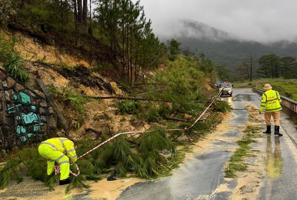 Sat lo tren deo Sacom bi sat lo hien da duoc giai phong va giao thong qua lai binh thuong. Anh: Phuc Khanh