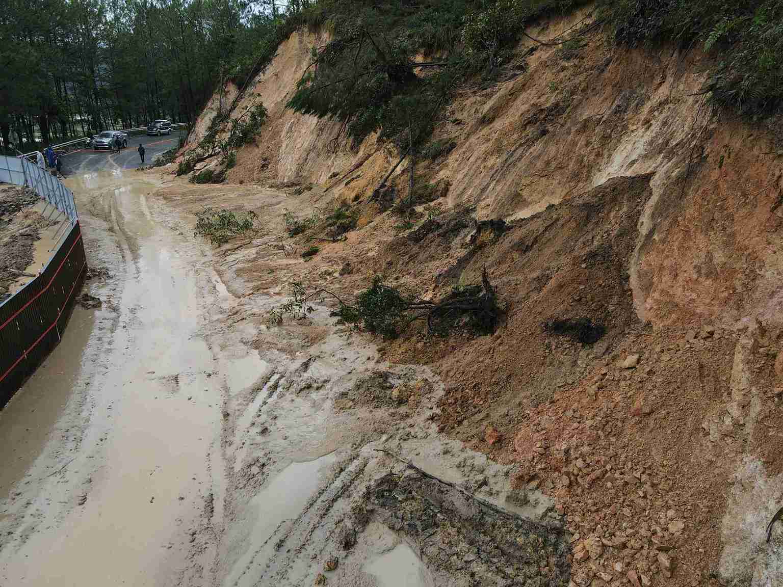 Diem sat lo tren deo Mimosa ngay tai vi tri duong tam buoc giao thong tam dung. Anh: Phuc Khanh