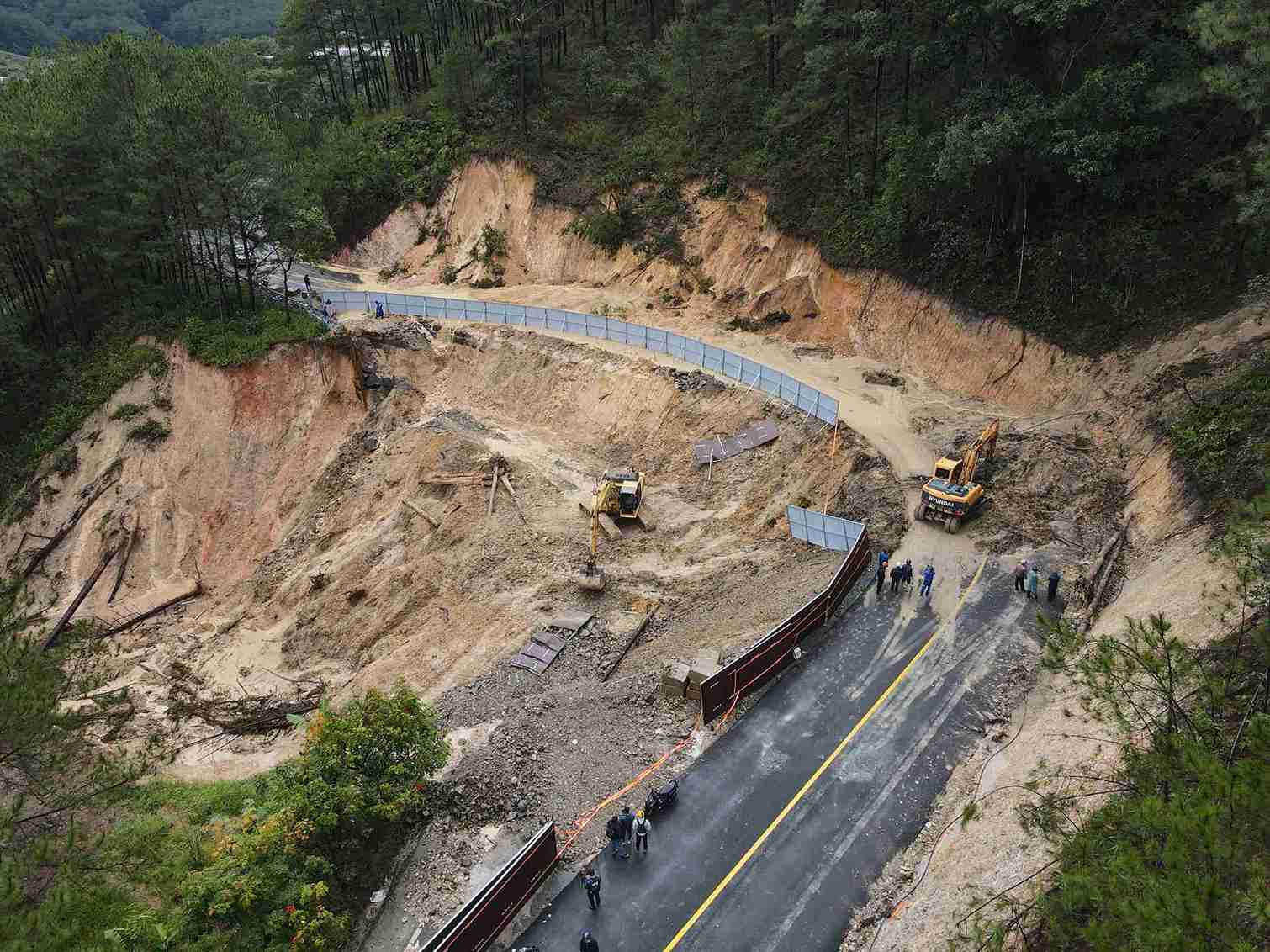 土砂崩れが発生したのは、ダラットへの玄関口となるミモザ峠の暫定道路で、一時渋滞していた。写真: フック・カーン
