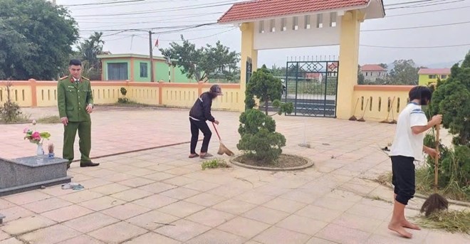 Taking students who violate regulations to work for public services at cemeteries. Photo: Quang Ninh Commune Police