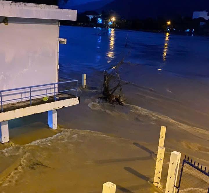 Nuoc tren Song Cai o Khanh Hoa dang nhanh do mua lon keo dai. Anh: Loc Tho