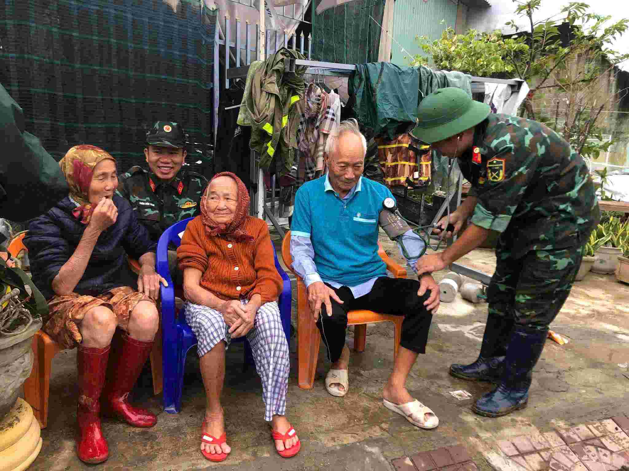 The soldiers of Military Region 5 help people overcome the damage caused by storms and floods in Gia Lai. Photo: Thanh Hung