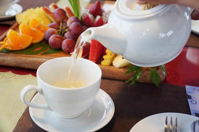 健康に良いリンゴ茶を飲む。写真:Ha May