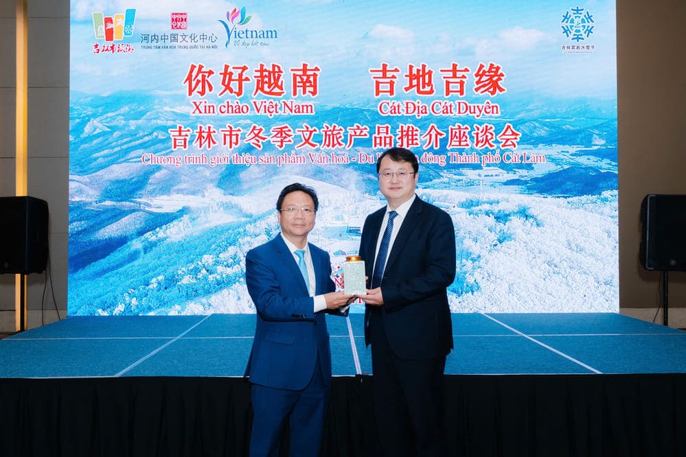 Ông Vương Vệ Đông - Phó trưởng ban Ban tuyên truyền Tỉnh ủy, Tổng giám đốc Đài Phát thanh - Truyền hình Cát Lâm trao chứng nhận bổ nhiệm ông Trương Quốc Hùng - Chủ tịch Câu lạc bộ Lữ hành UNESCO Hà Nội