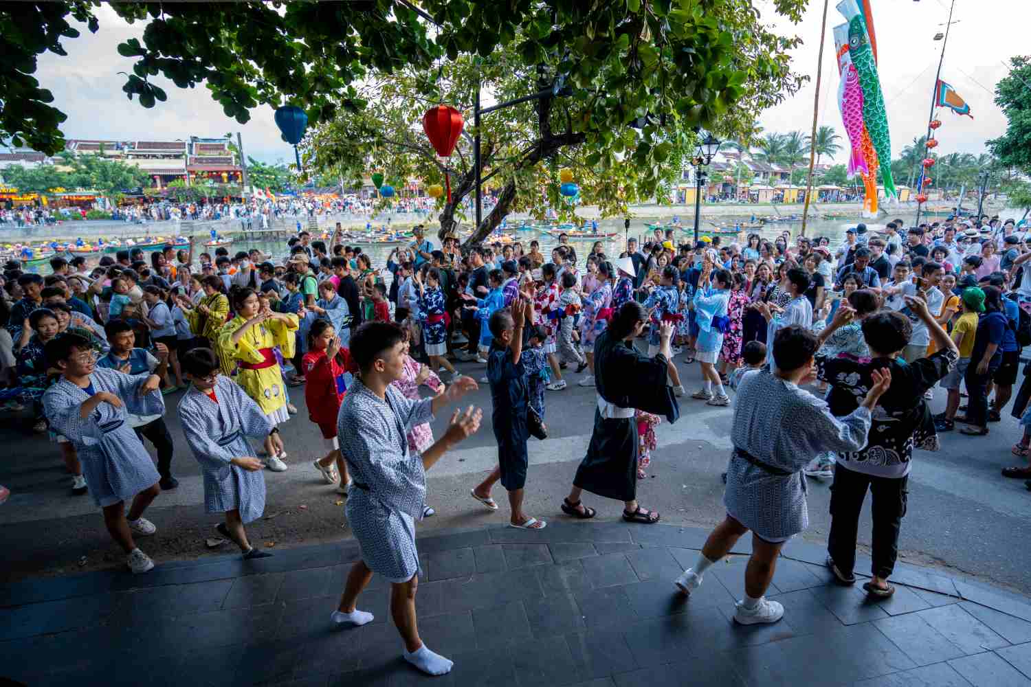 Hoat dong giao luu duong pho tai Hoi An. Anh Son Ka