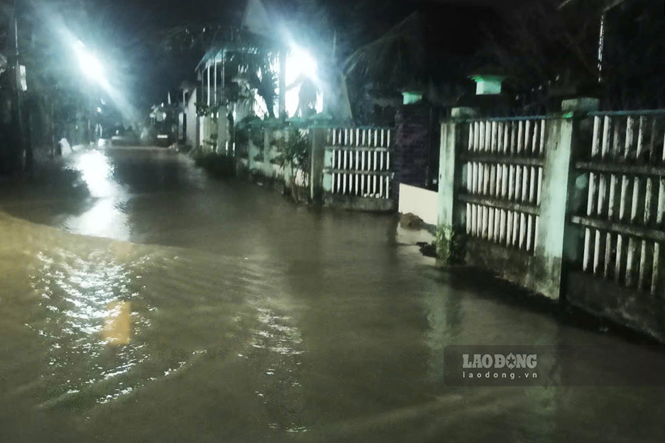 Water flooded into residential areas in Phu My commune (Gia Lai province) at night. Photo: Hoai Phuong