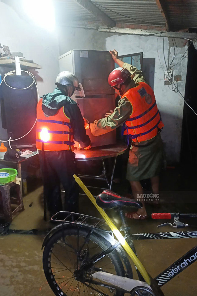 Luc luong chuc nang xa Phu My ho tro nguoi dan co nha bi ngap ke do dac len cao. Anh: Hoai Phuong