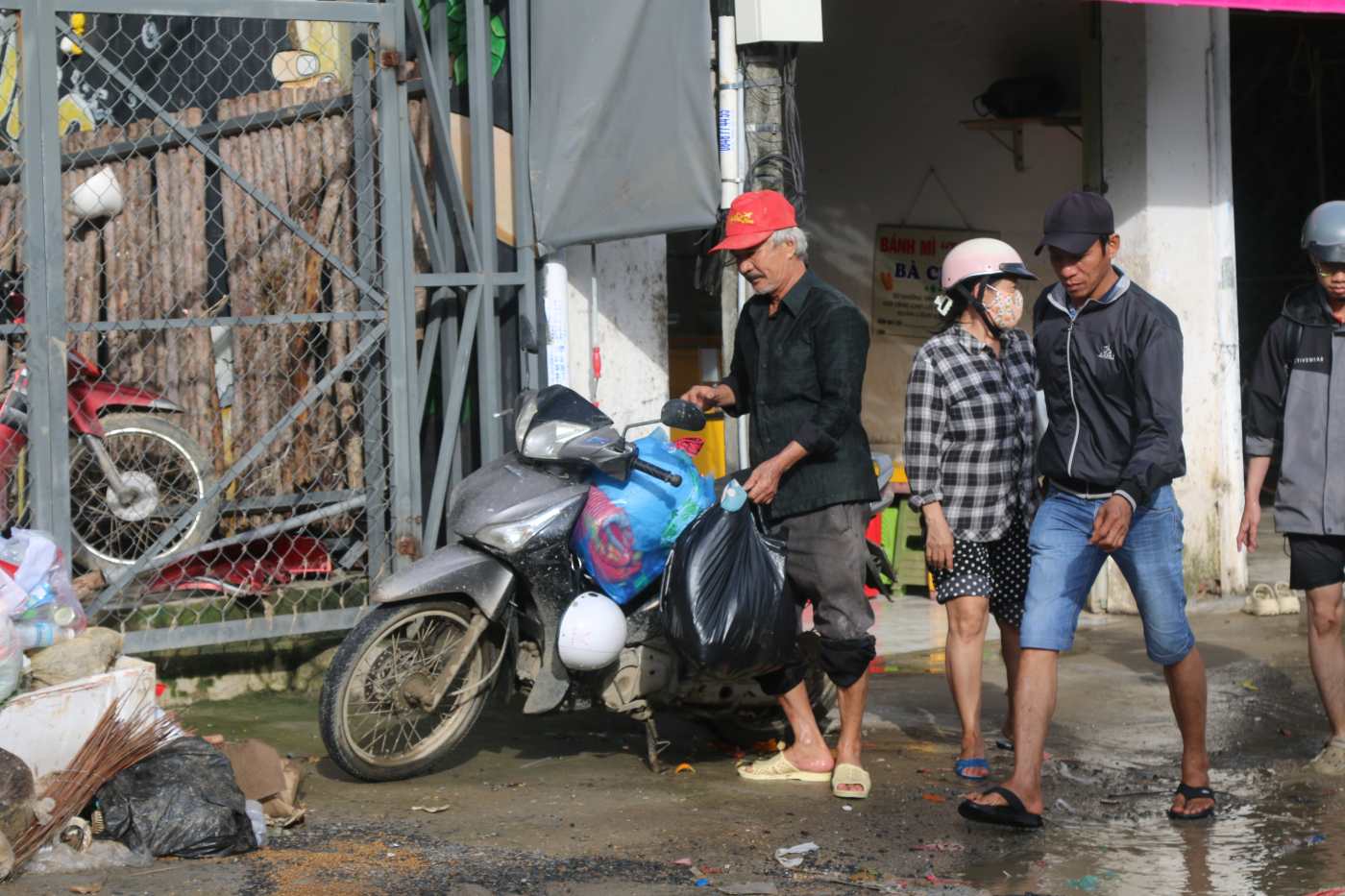 Am anh tran lu lich su vua qua, nhieu nguoi dan Vinh Phuong thay nuoc len da chu dong di doi. Anh: Phuong Linh