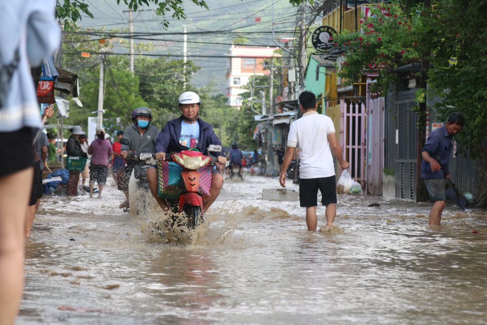 Nguoi dan luu thong qua cau Vinh Phuong doan gan truong tieu hoc gap kho khan vi nuoc song Cai len cao. Anh: Phuong Linh