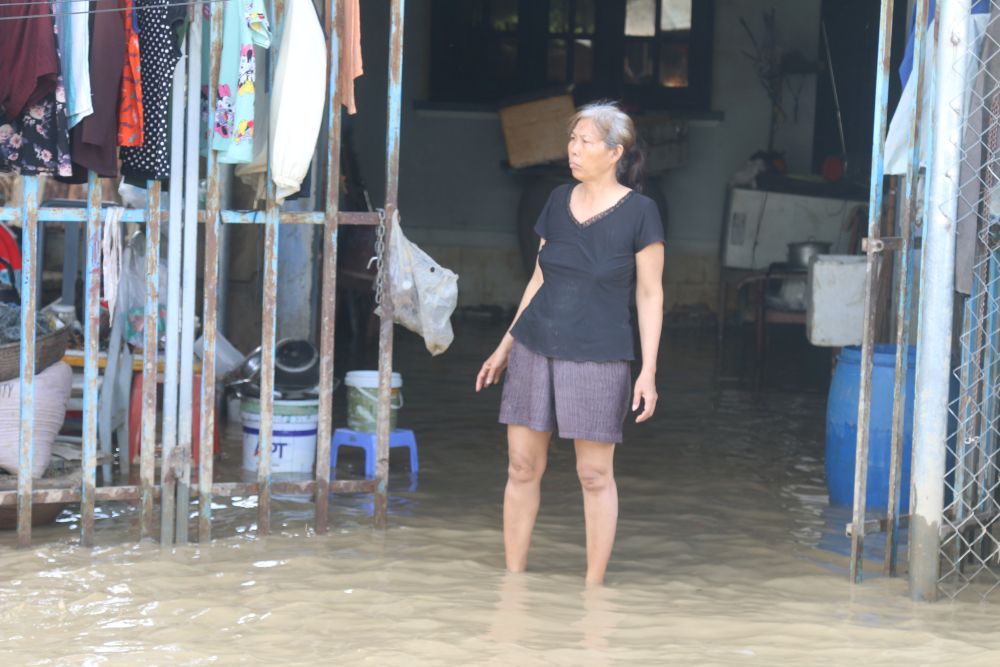 Chua kip don xong nha tran lu cu, vo chong ba Thuong lai phai ung pho lu moi. Anh: Phuong Linh