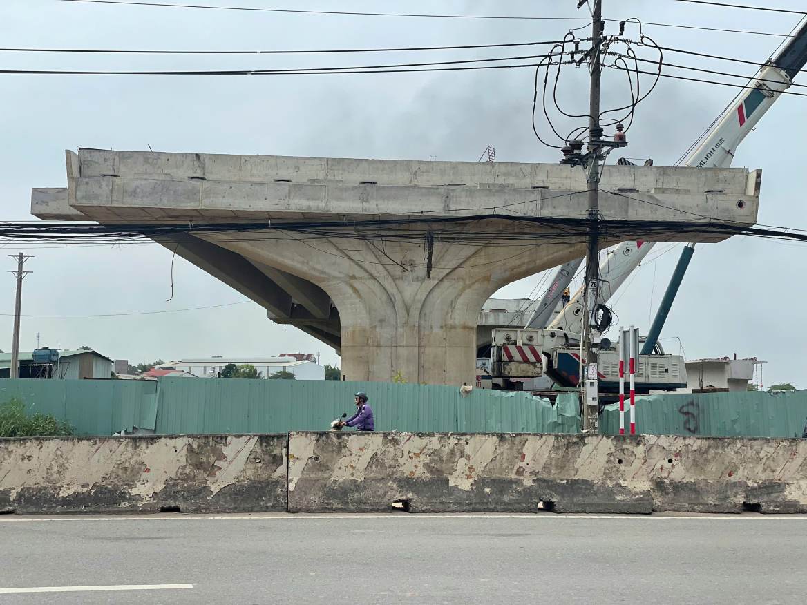 Cong trinh cau vuot bang qua Quoc lo 13. Anh: Dinh Trong