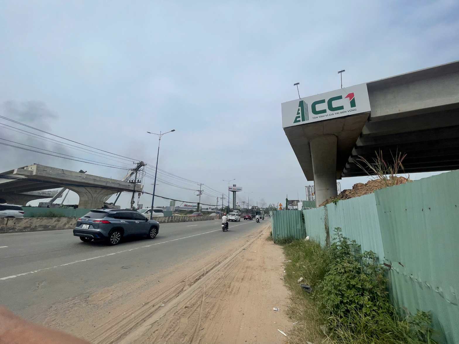 Du kien den ngay 19.12, dam cau vuot bang qua Quoc lo 13 se duoc lap dat hoan thanh. Anh: Dinh Trong