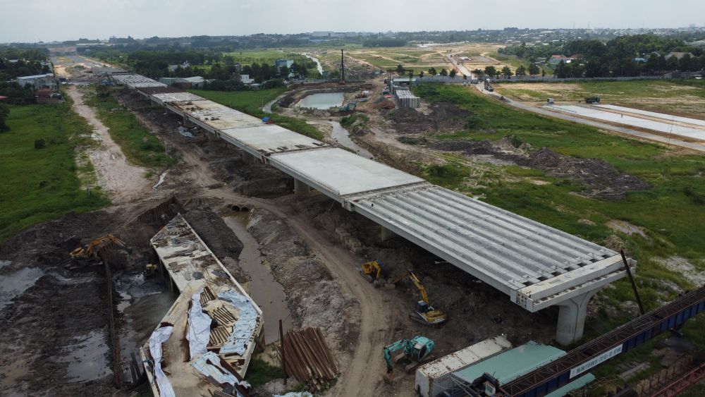 Cac don vi dang no luc thi cong phan dau thong xe ky thuat cong trinh trong thang 12.2025. Anh: Dinh Trong