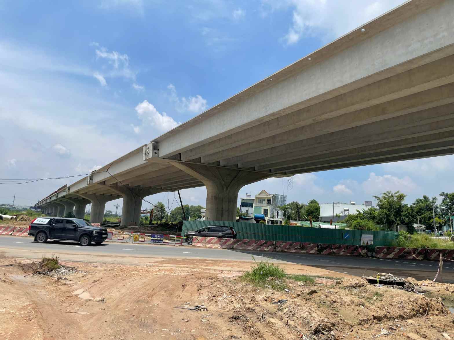 Dam cau vuot bang qua duong Nguyen Thi Minh Khai da duoc lap dat. Anh: Dinh Trong