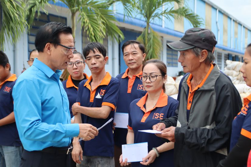 カインホア省労働総同盟の議長であるファン・タイン・リエム氏は、洪水で大きな損失を被った労働者に支援を与えた。写真: フォン・リン