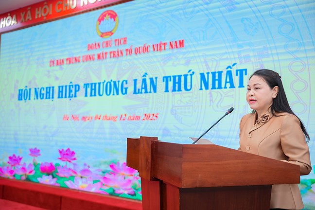 Ba Nguyen Thi Thu Ha - Uy vien Trung uong Dang, Pho Chu tich - Tong Thu ky Uy ban Trung uong MTTQ Viet Nam, Pho Truong Ban Thuong truc Ban Chi dao cong tac bau cu cua Uy ban Trung uong MTTQ Viet Nam trinh bay To trinh tai hoi nghi. Anh: Hoai Nam 