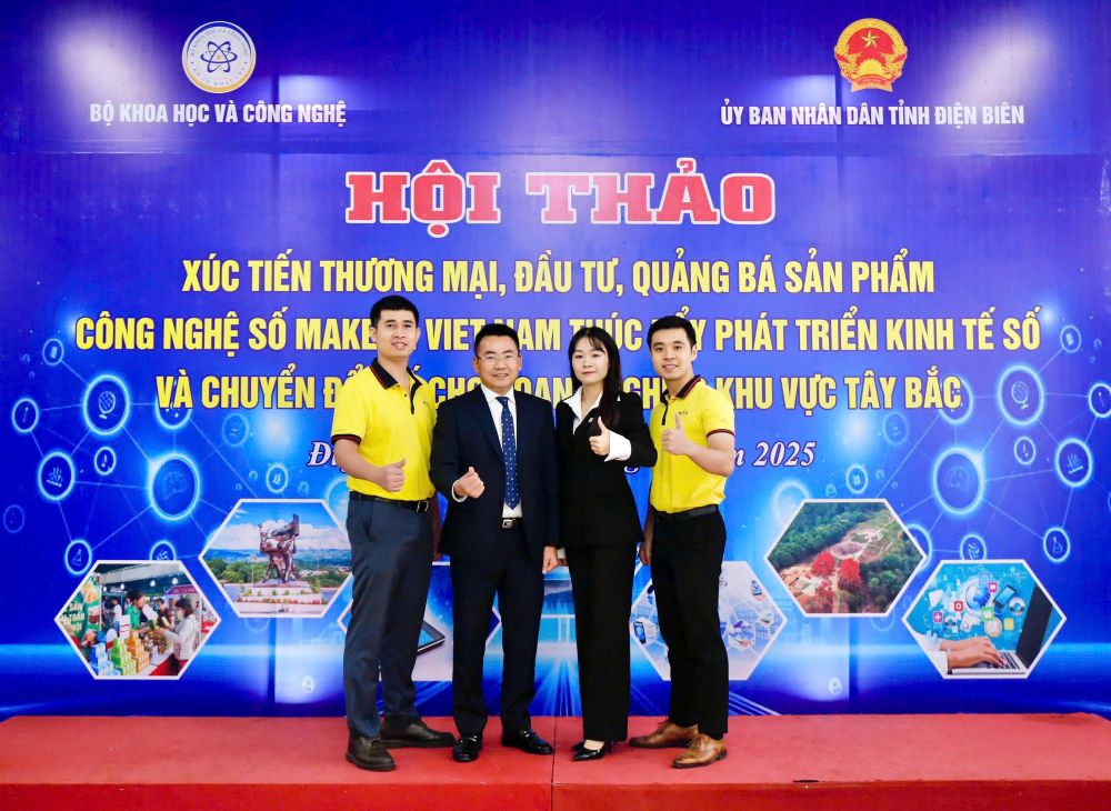 Ong Tran Dai Nghia – Tong Giam doc Tap doan xay dung Minh Duc (thu hai tu trai sang) cung doan MISA tai Hoi thao xuc tien thuong mai, dau tu, quang ba san pham cong nghe so Make in Vietnam thuc day phat trien kinh te so va chuyen doi so cho doanh nghiep khu vuc Tay Bac