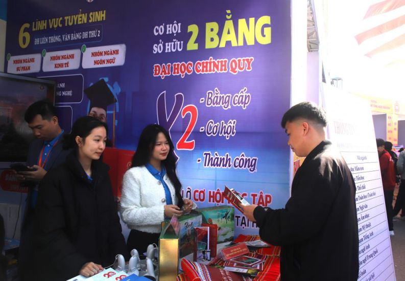 2025年雇用デーで、学生が採用ブースを見学し、職業訓練プログラムについて学ぶ。写真:トゥー・フオン