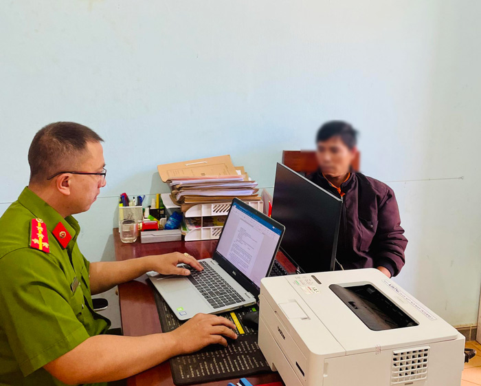 Ông H bị cơ quan Công an triệu tập, xử phạt về hành vi vi phạm. Ảnh: Công an 