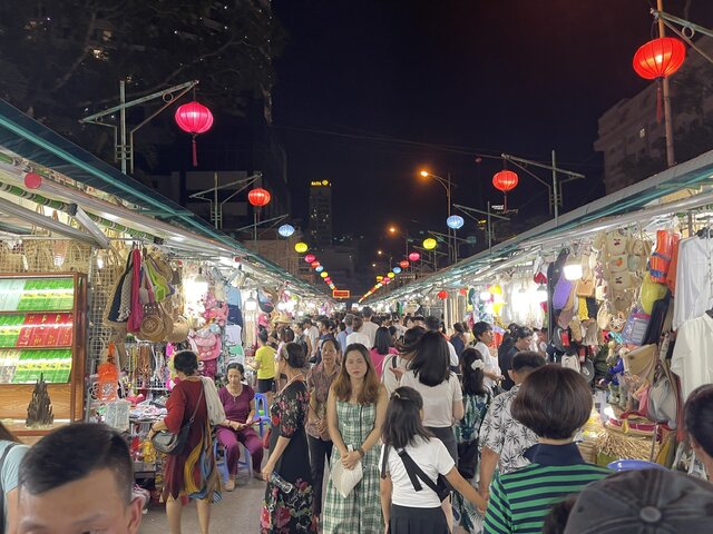 Imagen de la calle peatonal en el mercado nocturno de Nha Trang en la provincia de Khanh Hoa. Foto: Huu Long