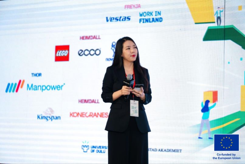 Ms. Le Van Anh - Director of Vietnamese Talent at Work in Finland ( business Finland) shared a practical roadmap to help Vietnamese human resources prepare for life and career in Finland. Photo: NVCC