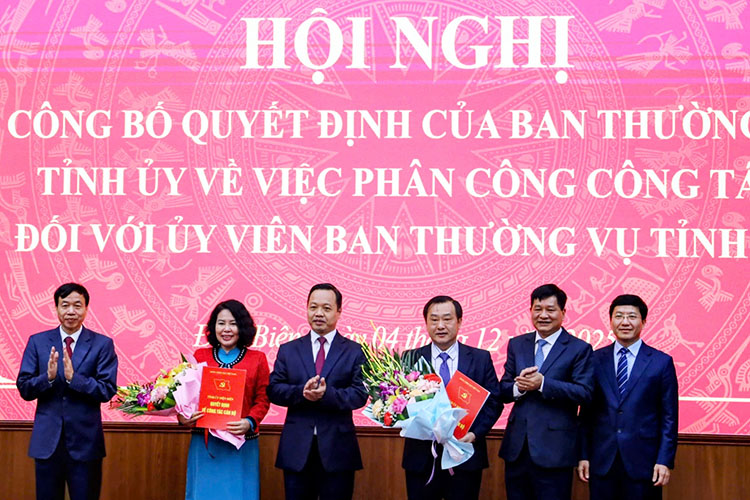 ディエンビエン省指導者らはロー・ティ・ミン・フオン氏とヴ・ア・バン氏に祝意を表した。写真: タン・ビン